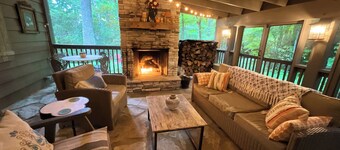 Beautiful Highlands cabin! 8 min to town-Pet friendly-lots of outdoor space