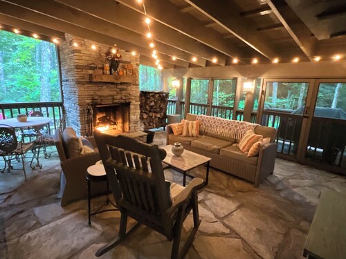 Beautiful Highlands cabin! 8 min to town-Pet friendly-lots of outdoor space