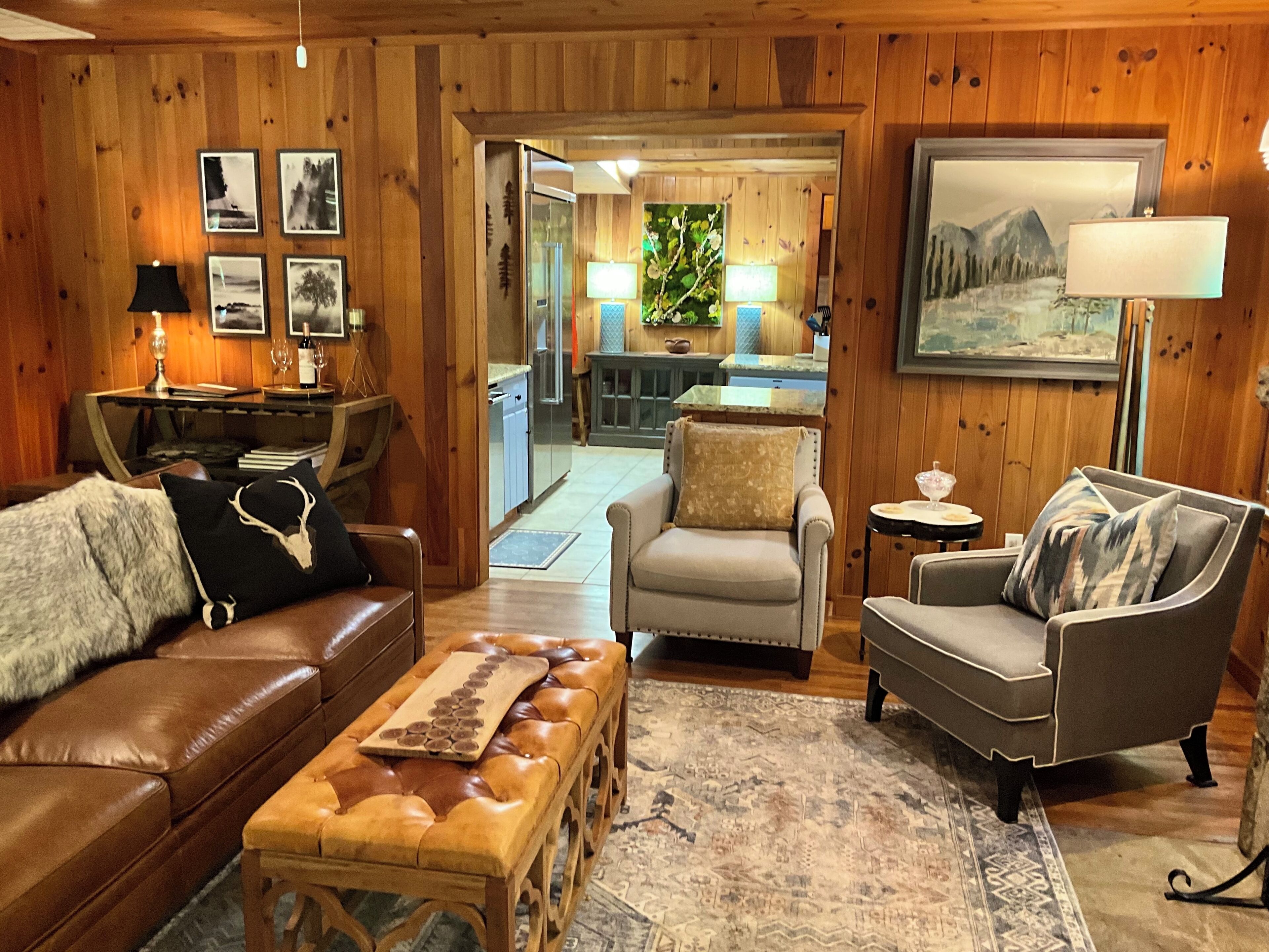 TV connectée, cheminée, livres, écrans d'ordinateur