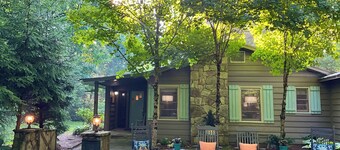 Beautiful Highlands cabin! 8 min to town-Pet friendly-lots of outdoor space