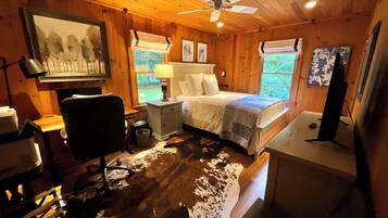 3 bedrooms, desk, iron/ironing board, free WiFi