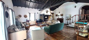 Smart-TV, Kamin, Videospiele, Tischfußball