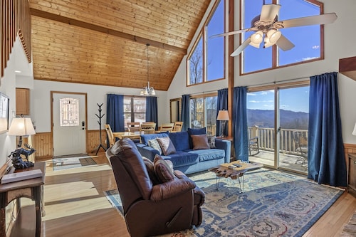 Mountain View Cabin, Hot Tub, Fire Pit, Fireplace