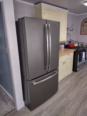 Jääkaappi, mikroaaltouuni, uuni, liesi