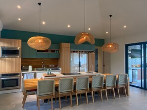 Een koelkast, een magnetron, een oven, een vaatwasser