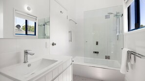 Ensemble baignoire-douche, séchoir à cheveux, serviettes fournies