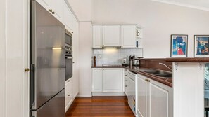 Fridge, microwave, oven, stovetop - 3/8 (Kookaburra) Little Cove Rd Noosa heads (Noosa Heads)