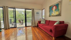 TV, DVD player - 3/8 (Kookaburra) Little Cove Rd Noosa heads (Noosa Heads)