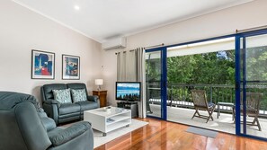 TV, DVD player - 3/8 (Kookaburra) Little Cove Rd Noosa heads (Noosa Heads)