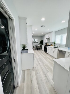 冰箱、微波炉、烤箱、炉灶