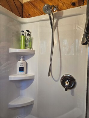Douche, sèche-cheveux, serviettes fournies, savon