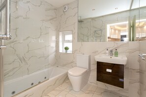 Combined shower/bathtub, jetted bath - Ground Floor * Jacuzzi bath * 100meg WIFI (Harrogate)
