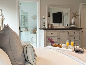 4 bedrooms, desk, iron/ironing board, free WiFi