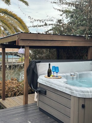 Outdoor spa tub