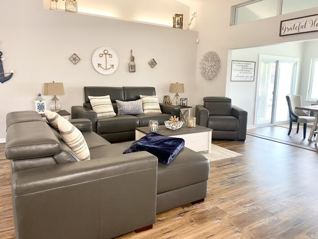 Smart TV, fireplace, stereo, offices