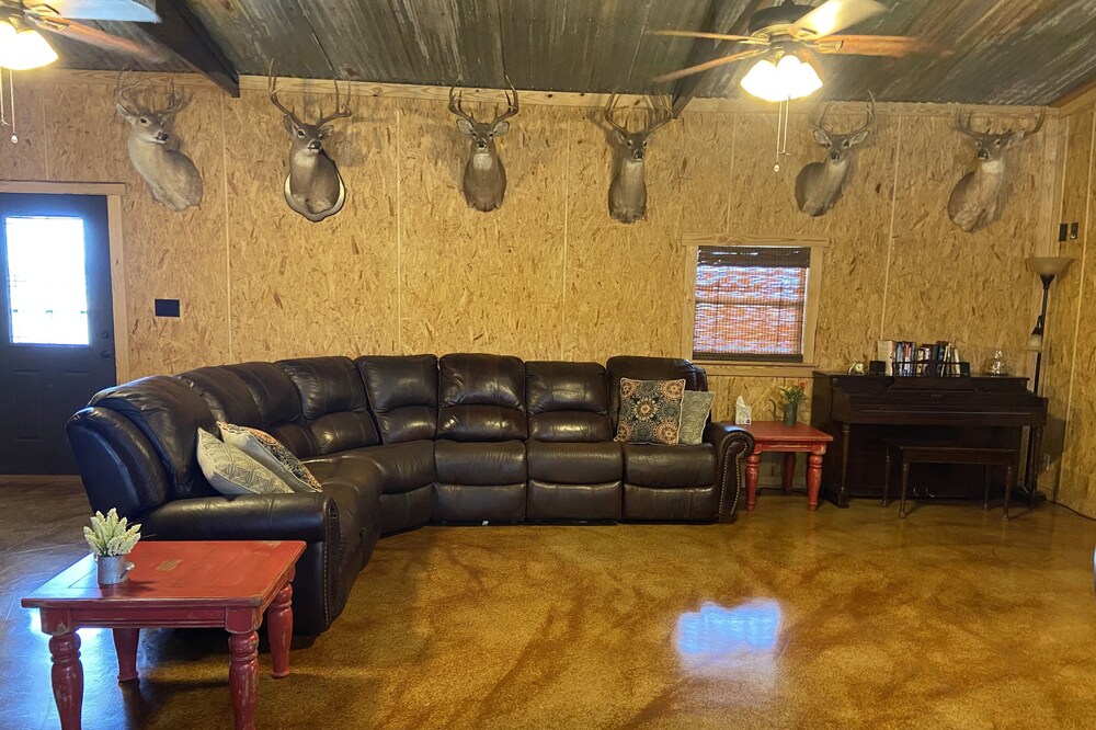 Hoegger’s Rustic Retreat is in the country with lots of wildlife & room to roam!