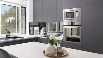 Kühlschrank, Mikrowelle, Ofen, Herdplatte