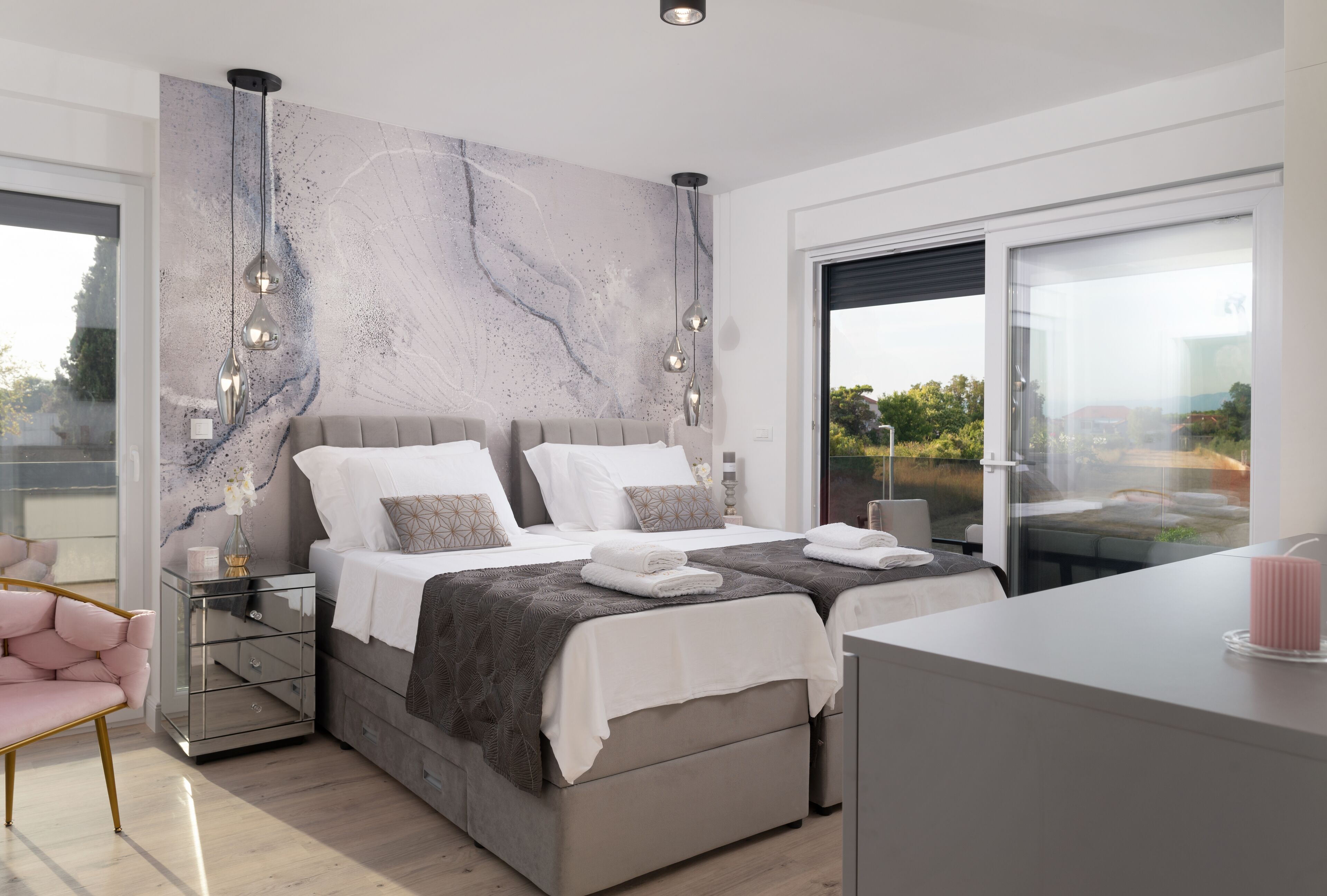 4 sovrum, skrivbord, strykjärn/strykbräda och resesäng