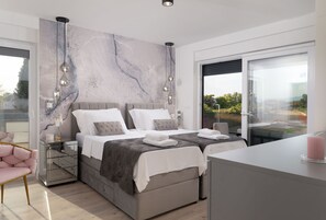 4 عدّة غرف نوم ومكتب ومكواة/لوح كي وسرير سفر