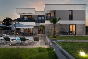 حمّام سباحة خارجي، حمّام سباحة مُدفَّأ