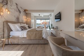 4 dormitorios, escritorio, tabla de planchar con plancha y cuna de viaje