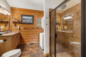 Douche, baignoire à remous, séchoir à cheveux, serviettes fournies