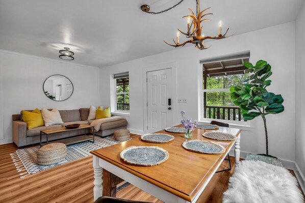 TV connectée, cheminée, livres, chaîne hi-fi