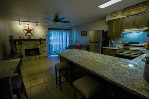 Fridge, microwave, oven, stovetop - TX Canyon Lake Condo w Great View, Pool, Boat & Trailer Parking (Canyon Lake)
