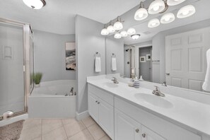 Een bad/douchecombinatie, een haardroger