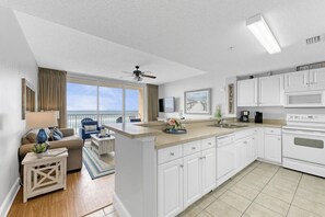 Refrigerador, microondas, horno, placa de cocina