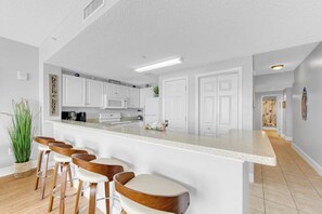 Een koelkast, een microgolfoven, een oven, een kookplaat