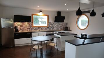 Réfrigérateur, micro-ondes, four, plaque de cuisson