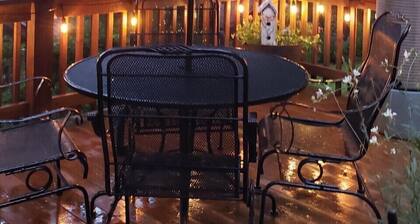 Cozy 2-bedroom Bungalow 5 minutes from Downtown