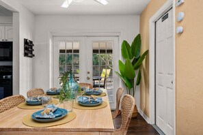 Dining - Tropical Palm Retreat | Pool & Games (Seminole)