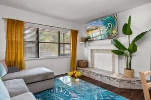 Smart TV, pebolim, mesa de pingue-pongue, livros