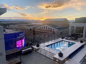 حمّام سباحة خارجي، حمّام سباحة مُدفَّأ