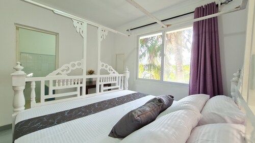 Jahazi Place - Beachfront Apartment by park