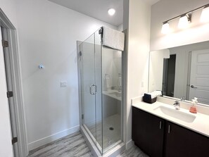Combined shower/bathtub, hair dryer, towels, soap