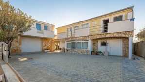 A two-story building with a stone facade, a central courtyard, and a garage. - Beautiful apartment in Nin with WiFi (Nin)