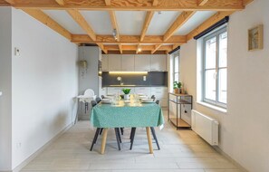 Réfrigérateur, micro-ondes, plaque de cuisson, lave-vaisselle