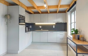 Réfrigérateur, micro-ondes, plaque de cuisson, lave-vaisselle