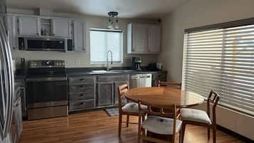 Geladeira, micro-ondas, fogão, cooktop