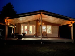Outdoor dining - Curlew Lake view with shared parkingdock and boat launch (Republic)