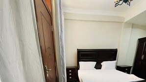 3 habitaciones, tabla de planchar con plancha, internet y ropa de cama 