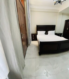 Tabla de planchar con plancha, acceso a internet y ropa de cama 