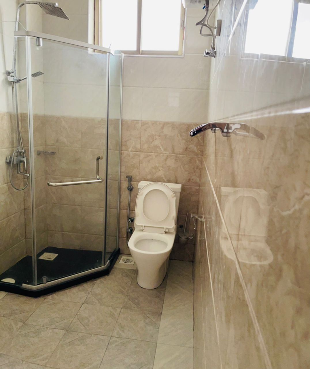 Dusche, Bidet, Handtücher, Seife