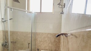 Regadera, bidet, toallas, jabón 