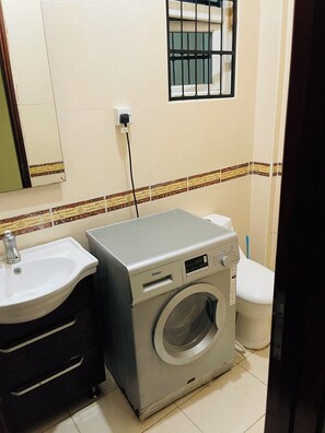 Ducha, bidet, toallas, jabón