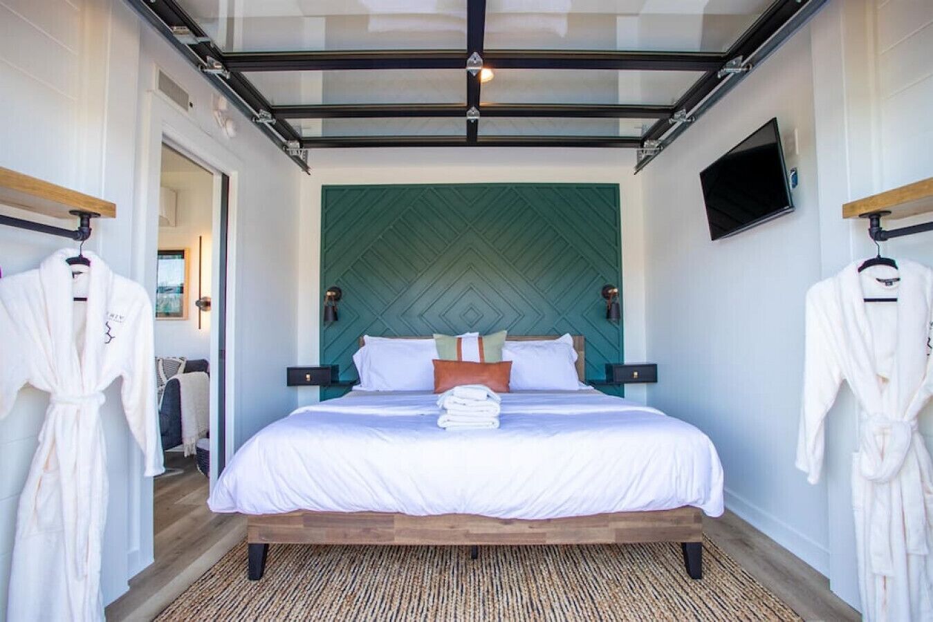 The Hive · Luxe Shipping Container w/ King on Lakefront Farm