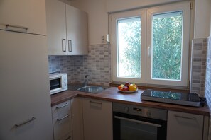 Fridge, microwave, oven, stovetop - App. 2+1,  pool, garden, barbeque, summer kitchen... (Banjole)